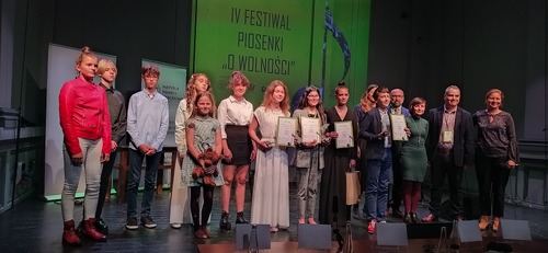 IV Festiwal Piosenki &quot;O Wolności&quot;, uczestnicy w kategorii młodszej, fot. K. Liszka