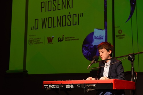 IV Festiwal Piosenki &quot;O Wolności&quot;, Paweł Madzia, zwycięzca w kategorii młodszej, fot. K. Liszka