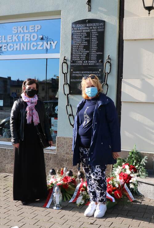 Tablica pamiątkowa w miejscu rozstrzelania 20 X 1939r, 15 obywateli Mosiny i okolic, dyrektor Galerii Sztuki Dorota Strzelecka, Agnieszka Bereta