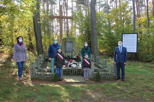 Pomnik w Bukowcu w obecności Państwa Drożdżyńskich – członków rodziny jednego z pomordowanych w bukowieckim lesie, Przemysław Majchrzak, Wójt Gminy Wągrowiec oraz Danuta Chosińska, Dyrektor Szkoły Podstawowej im. Marii Konopnickiej