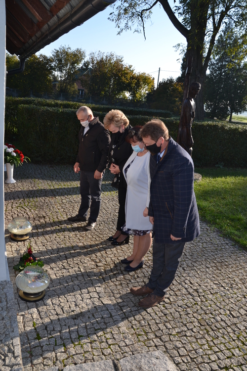 Pomnik ku czci mieszkańców zamordowanych podczas II Wojny Światowej w Torzeńcu, Urząd Gminy w Doruchowie