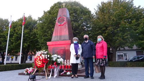 Delegacja Towarzystwa Miłośników Ziemi Śremskiej pod pomnikiem w Książu Wlkp