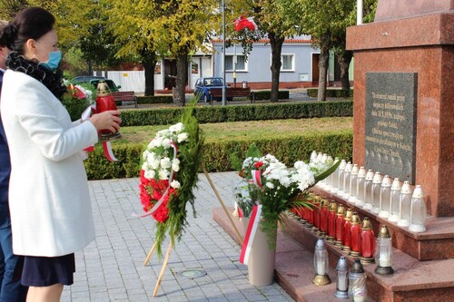 Delegacja Szkoły Podstawowej im. Ks. Abp. A. Baraniaka w Mchach pod Pomnikiem Rozstrzelanych  Mieszkańców Ziemi Ksiąskiej i Dolskiej w dniu 20 października 1939 roku.