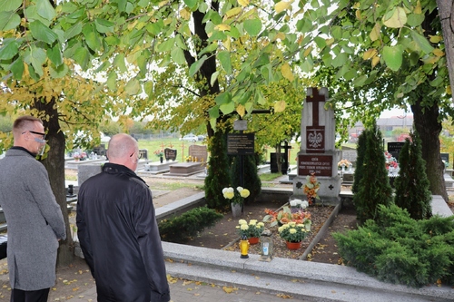Na grobie ofiar terroru niemieckiego znicz zapalili: Dyrektor Muzeum Regionalnego w Pleszewie Adam Staszak i Dyrektor Domu Kultury w Pleszewie Przemysław Marciniak.