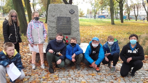 Pomnik w hołdzie Polakom ofiarom hitlerowskich represji w latach 1939- 1945, Zespół Szkół Specjalnych im. Janusza Korczaka w Lesznie