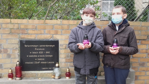 Tablica ku czci torturowanych i pomordowanych Polaków w latach 1939- 1945, Zespół Szkół Specjalnych im. Janusza Korczaka w Lesznie