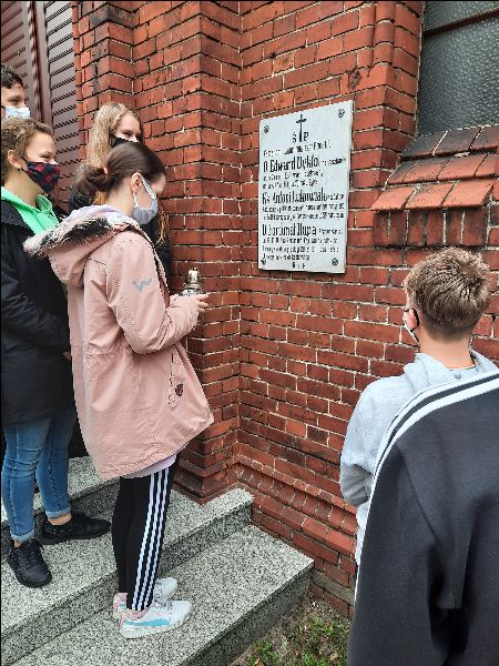 Tablica poświęcona zmarłym kapłanom z parafii ks. Janowi Pewniakowi (męczennikowi obozu w Dachau), ks. Antoniemu Łukowiakowi (męczennikowi obozu w Gross-Rosen) oraz ojcu Fortunatowi Hupie  poległemu pod Falaise.Delegacja uczniów kl. VIII  Zespołu Szkolno-Przedszkolnego w Zielonej Wsi.