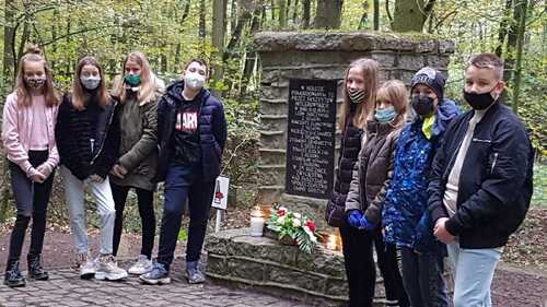 Pomnik upamiętniający egzekucję 6 Polaków w 1939 roku z pobliskich wsi Siemowa i Kosowa w Klonach, Uczniowie klasy siódmej Szkoły Podstawowej im. Gustawa Eugeniusza Potworowskiego w Goli