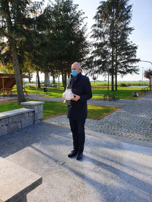 Dyrektor oddziału IPN w Poznaniu dr hab. Rafał Reczek zapalił znicz w Młyniewie k. Grodziska Wielkopolskiego
