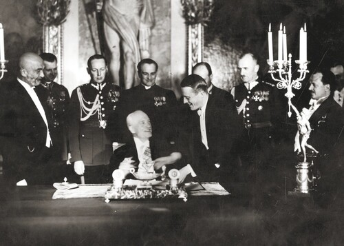 Prezydent Ignacy Mościcki podpisuje konstytucję kwietniową 23 kwietnia 1935. Fot. NAC