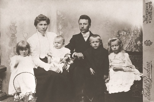 Stefan Wyszyński z rodzicami i siostrami, Zuzela 1906. Od lewej Stanisława, matka Julianna z Janiną (na kolanach), ojciec Stanisław, Stefan i Anastazja/AIPSKW