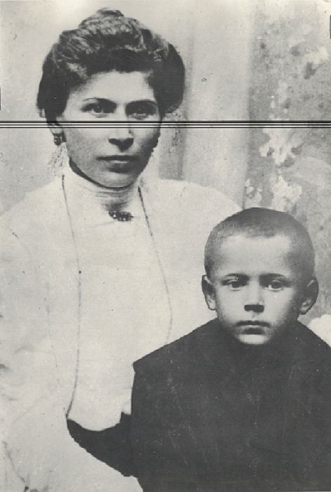 Przyszły kardynał z matką Julianną, Zuzela 1906 / AIPN w Warszawie