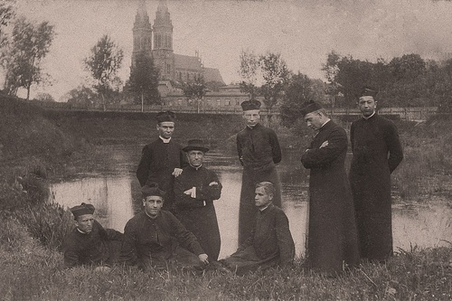 Kleryk Stefan Wyszyński (stoi w środku) z kolegami z Wyższego Seminarium Duchownego we Włocławku, 1921 /AIPSKW