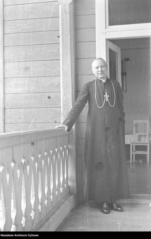 Prymas Stefan Wyszyński na werandzie klasztoru Sióstr Nazaretanek, Komańcza 1956 /NAC