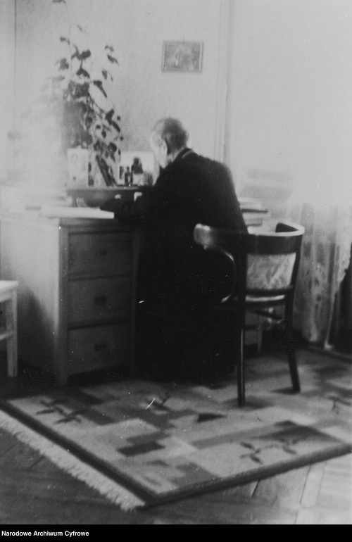 Prymas Polski kardynał Stefan Wyszyński przy biurku w swoim pokoju w domu Sióstr Nazaretanek, 1956 /NAC