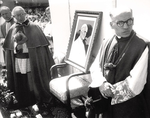 Uroczystości milenijne na Jasnej Górze. Pusty fotel symbolizujący nieobecnego papieża Pawła VI, Jasna Góra 1966 /AIPSKW