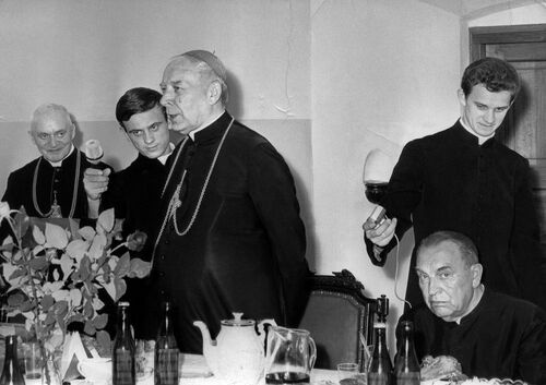 Z ks. Jerzym Popiełuszką (drugi z lewej) podczas uroczystości święceń kapłańskich, 1972. /Ośrodek KARTA