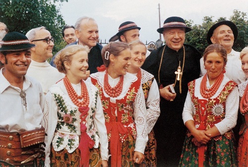 Spotkanie prymasa Stefana Wyszyńskiego i kardynała Karola Wojtyły z góralami na Bachledówce, 1973 / AIPSKW