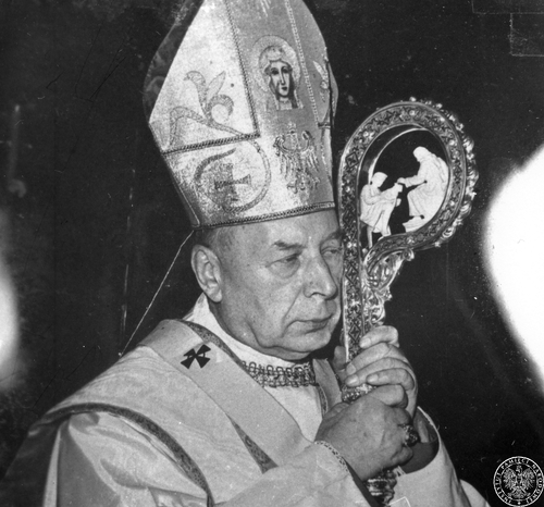 Zdjęcie portretowe kardynała Stefana Wyszyńskiego w szatach liturgicznych  z pastorałem umieszczone na trumnie /AIPN