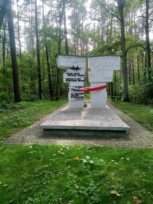 Pomnik pomordowanych studentów i profesorów w Lasach Palędzko – Zakrzewskich. Fot. Witold Sobócki