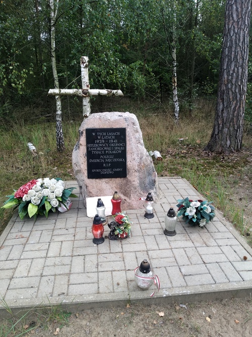 Obelisk Groby Nieznane pod Dąbrówką, ul. Gajowa w Zakrzewie. Fot. Witold Sobócki