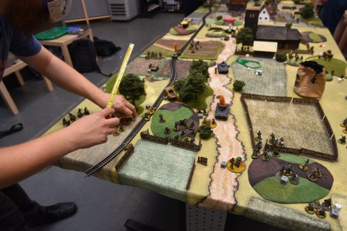 Fot.13 Siły niemieckie w natarciu (Fot. Adam Pacześniak)