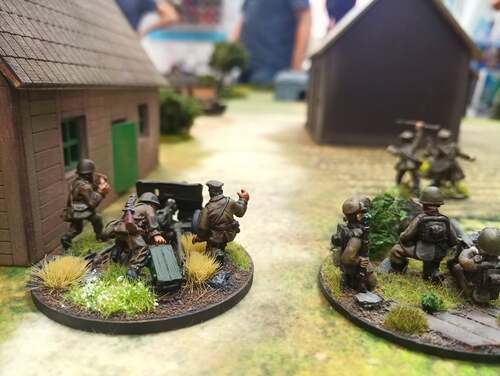 Fot.2 Polska armata ppanc Bofors wz. 36 oraz karabin maszynowy wz. 30. W tle widoczny jeden z betonowych schronów. (Fot. Daniel Ostrowski, opis Daniel Ostrowski).