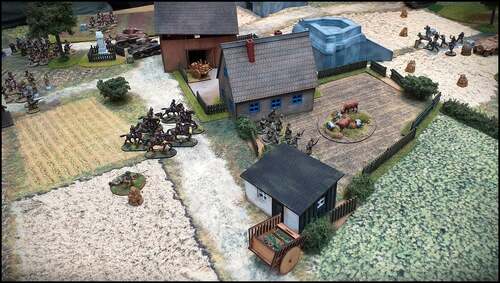 Fot.3 Widok na centrum polskiej obrony. Widać zmierzających do wyznaczonego miejsca ułanów z lancami. (Fot. Daniel Ostrowski; Opis Daniel Ostrowski)