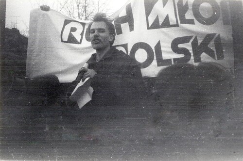 Manifestacja, zorganizowana przez środowisko ROPCiO oraz Ruch Młodej Polski, z okazji rocznicy uchwalenia Konstytucji 3 Maja pod pomnikiem Jana III Sobieskiego w Gdańsku, 3 maja 1980 r. Przemawia Dariusz Kobzdej. Zbiory AIPN