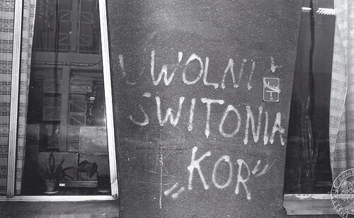 Napis na jednym z budynków w Katowicach, wykonany w ramach zorganizowanej przez środowiska opozycji demokratycznej akcji obrony Kazimierza Świtonia, luty 1979 r. Zbiory AIPN