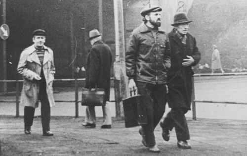 Działacze katowickich WZZ na zdjęciu operacyjnym katowickiej SB. Na pierwszym planie Kazimierz Świtoń (z lewej) i Roman Kściuczek (z prawej). Zbiory AIPN