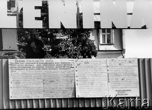 Strajk w Stoczni Gdańskiej im. Lenina, postulaty na bramie, Gdańsk, sierpień 1980 r. Fot. NN/ Ośrodek KARTA, udostępnił Witold Kazuro.