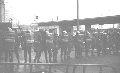 Pacyfikacja strajku studenckiego w Wyższej Oficerskiej Szkole Pożarniczej przez jednostki ZOMO oraz oddział antyterrorystów, 2 grudnia 1981 r. Zbiory AIPN