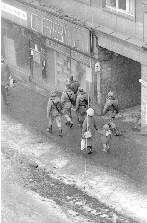 Uzbrojeni funkcjonariusze patrolują ulice w czasie stanu wojennego. Fot. M. Dworaczyk/ ŚCWiS
