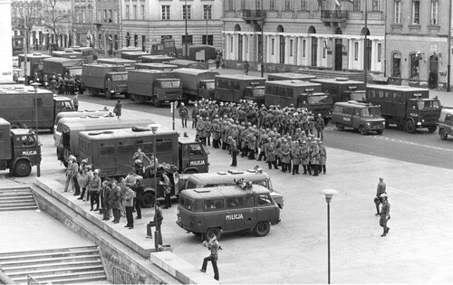 Demonstracja NSZZ „Solidarność” w dniu 3 maja 1983 r. w Warszawie. Funkcjonariusze MO i ZOMO przygotowują się do pacyfikacji demonstracji na placu Zamkowym. Zbiory AIPN