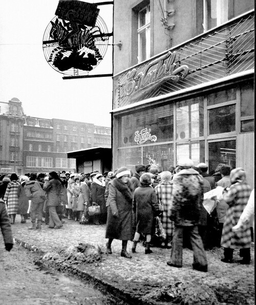 Przed stanem wojennym. Kolejka do sklepu na rogu dzisiejszych ulic Stawowej i 3 Maja w Katowicach, 1981. Fot. B. Kułakowski/ ŚCWiS