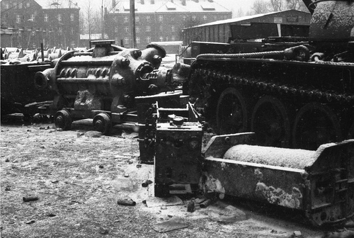 Górnikom, którzy bronili swego zakładu pracy udało się unieruchomić czołg na barykadzie. Fot. M. Janicki/ ŚCWiS