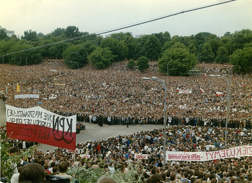 Tłum wiernych na błoniach przed Stadionem 10-lecia w Warszawie oczekuje na przyjazd papieża Jana Pawła II, godz. 17.30. Zbiory AIPN