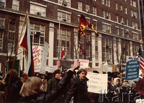 Manifestacja Polonii Amerykańskiej przed Konsulatem Polskiej Rzeczpospolitej Ludowej w Nowym Jorku. Zbiory Ośrodka KARTA