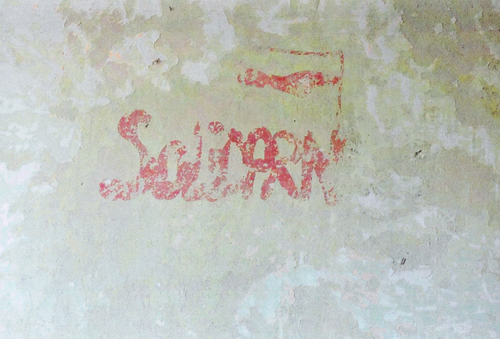 Mural zawierający napis „Solidarność”, odkryty w jednej z więziennych cel w Łupkowie. W 2018 r. napis ten został przez Instytut Pamięci Narodowej w Rzeszowie poddany zabiegowi transferu i konserwacji. Obecnie eksponat prezentowany w siedzibie Oddziału IPN w Rzeszowie.