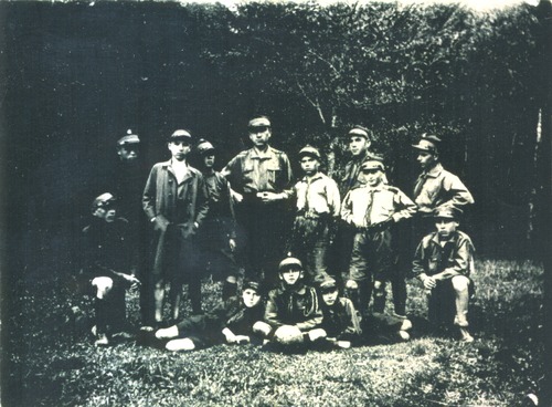 Zdjęcie grupowe harcerzy z gimnazjum w Łańcucie na tle lasu, przed 1939 r. Zbiór Janiny Wierzbickiej-Kopeć