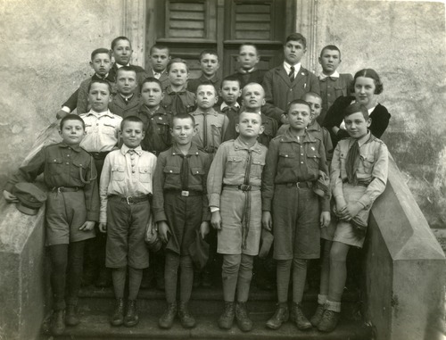 Drużyna harcerska przed budynkiem szkoły w Mielnicy, między 1931 a 1939 r. Zbiór Leszka Jacórzyńskiego