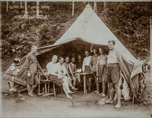 Wojciech Sabat (pierwszy z lewej) na wakacyjnym kursie harcerskim w Malużynie (?), lata 30. XX w. Zbiór Józefa Martyńskiego