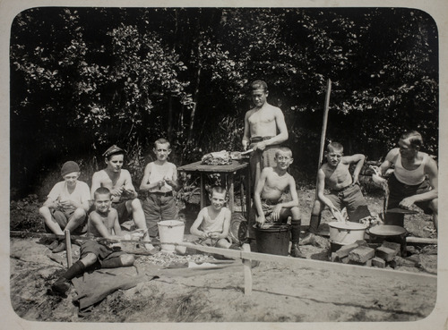 Wojciech Sabat (pierwszy z prawej) na obozie harcerskim ze swoimi podopiecznymi, lata 30. XX w. Zbiór Józefa Martyńskiego