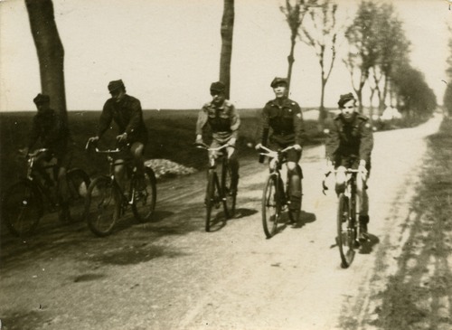 Grupa harcerzy uczestników sztafety rowerowej na trasie Tczew – Gniew, 1 maja 1935 r. Zbiór por. Romana Zygmunta Skwary