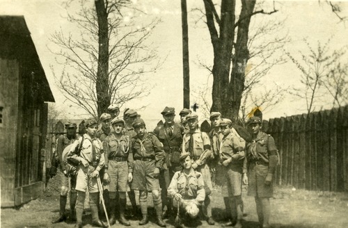Grupa harcerzy z instruktorem. Druhowie na lewym ramieniu noszą czarne żałobne opaski po śmierci marszałka Piłsudskiego, 1935 r. Zbiór por. Romana Zygmunta Skwary