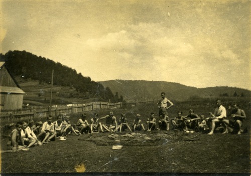 Harcerze w czasie posiłku na obozie w Wysowej, lato 1935 r. Zbiór por. Romana Zygmunta Skwary
