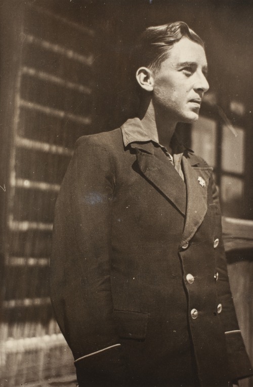 Tadeusz Gajda z wpiętym w klapę marynarki krzyżem harcerskim, Nisko przed 1939 r. AIPN