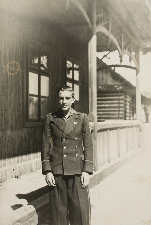 Tadeusz Gajda z wpiętym w klapę marynarki krzyżem harcerskim, Nisko przed 1939 r. AIPN