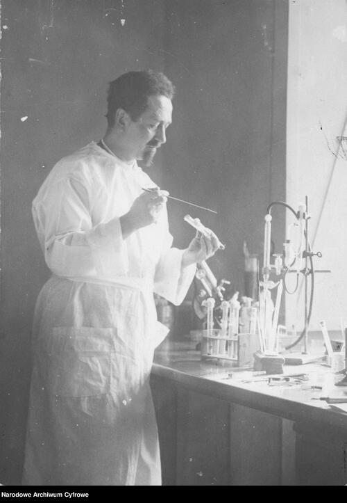 Bakteriolog prof. Rudolf Weigl w swoim laboratorium. Źródło: NAC